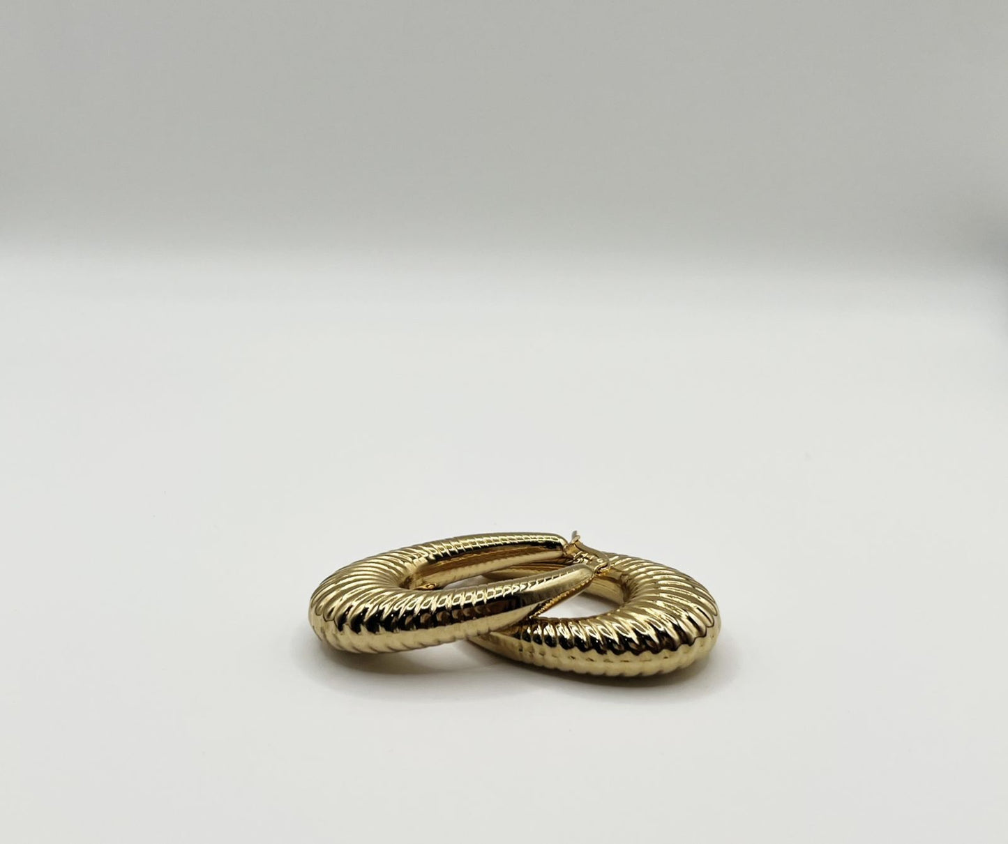 Aretes Encanto Real | Joyería bañada en oro 18K con diseño elegante