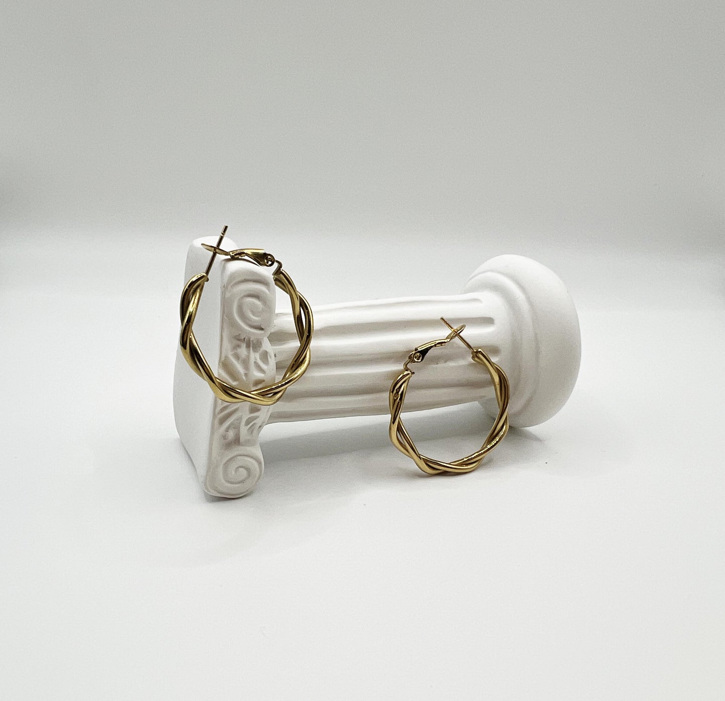 Aretes Luna Nueva | Joyería bañada en oro 18K con diseño celestial