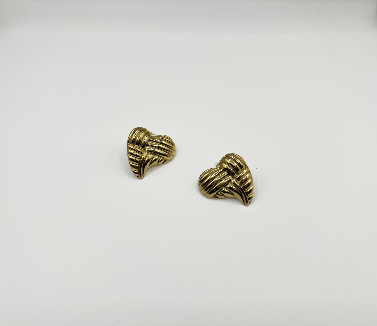 Aretes Nácar | Joyería bañada en oro 18K con diseño de corazón