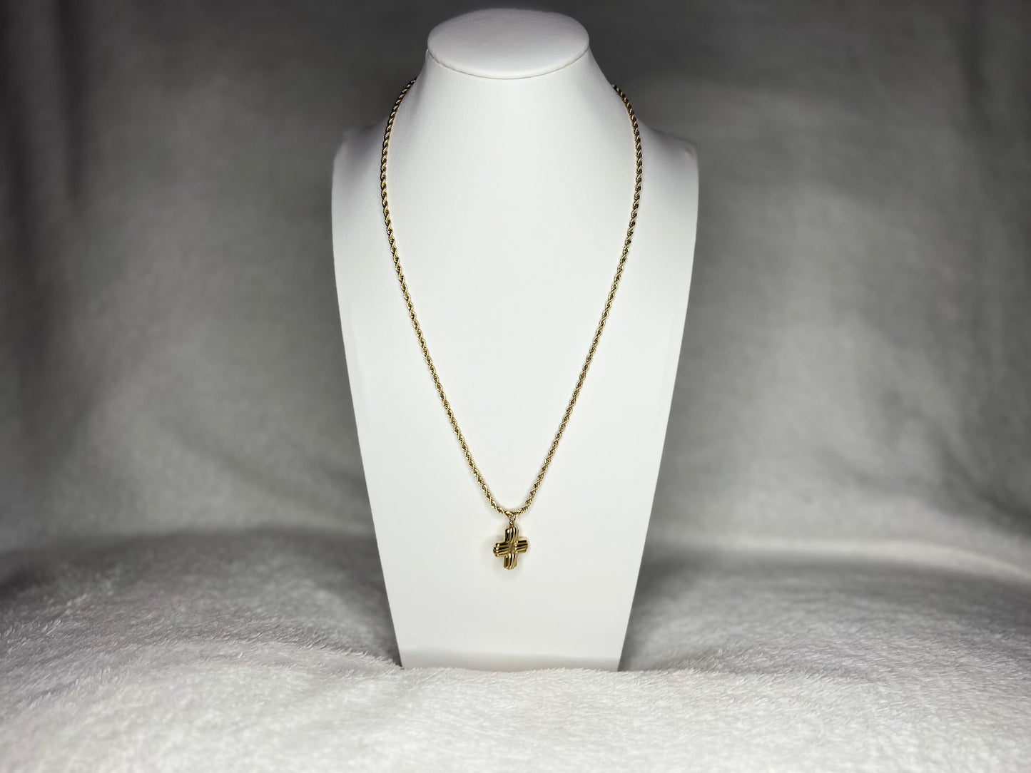 Collar Cassiopeia | Joyería bañada en oro 18K con diseño de cruz elegante