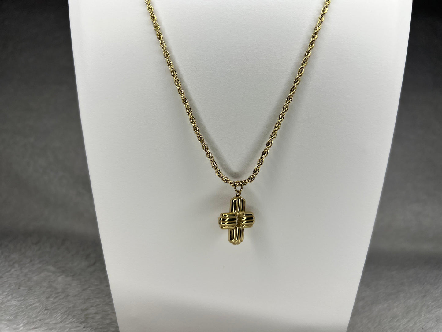 Collar Cassiopeia | Joyería bañada en oro 18K con diseño de cruz elegante