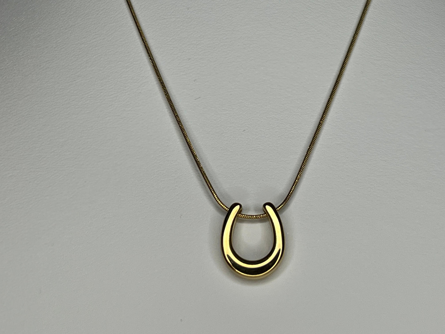Collar Gaia | Joyería minimalista bañada en oro 18K con dije de herradura