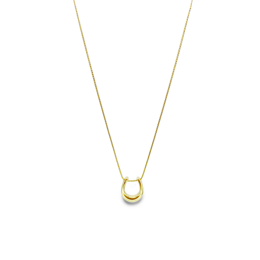 Collar Gaia | Joyería minimalista bañada en oro 18K con dije de herradura