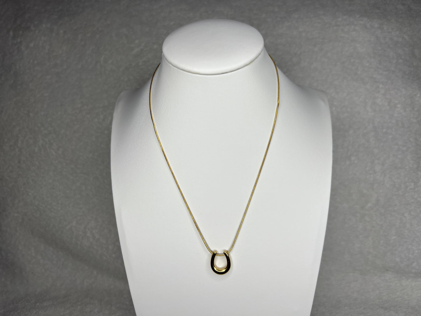 Collar Gaia | Joyería minimalista bañada en oro 18K con dije de herradura