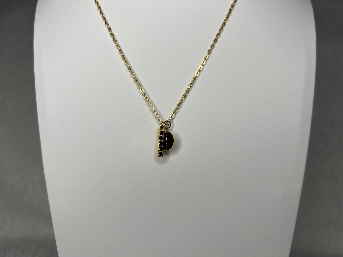 Collar Nereida | Joyería moderna bañada en oro 18K con dijes geométricos